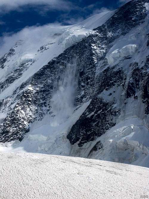 An avalanche tumbling down the Lyskamm north face (1/6)
