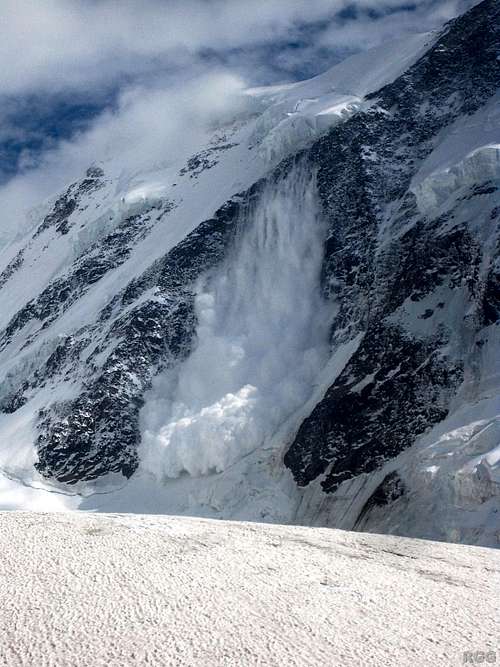 An avalanche tumbling down the Lyskamm north face (2/6)