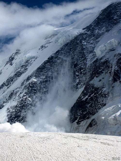 An avalanche tumbling down the Lyskamm north face (5/6)