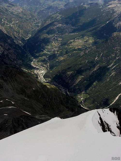 View down the top of the Brunegghorn NE ridge and towards the northern part of the Zermatt valley