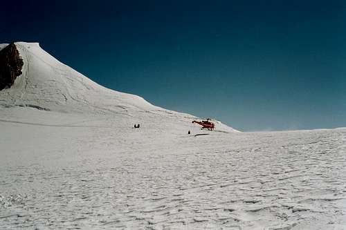 The helicopter is leaving Col de la Brenva