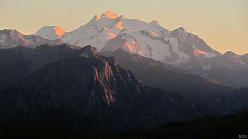 Alpenglow on the Mischabel group