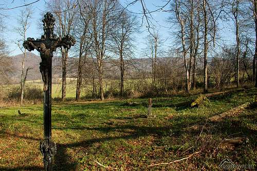 Tworylne. Cemetery remnants