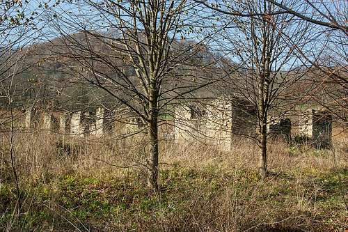 Tworylne. Ruined barns.