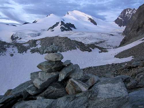 A cairn marking the Strahlhorn normal route