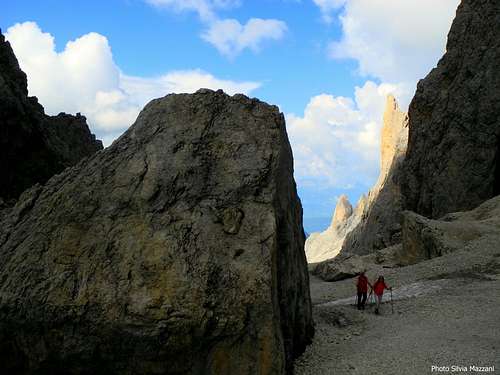 Trekkers near Forcella Sassolungo