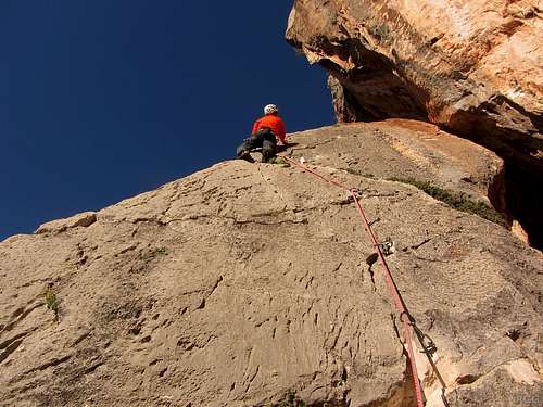 Rock climbing at Túron