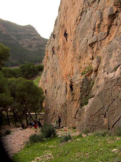 Climbers at Frontales, sector Los Albercones