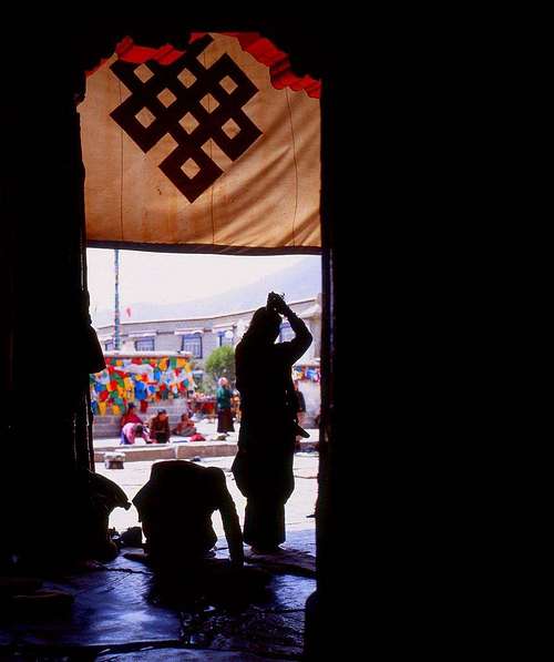 A praying Tibetan-4