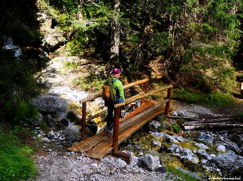 Little wooden bridge on the descent path