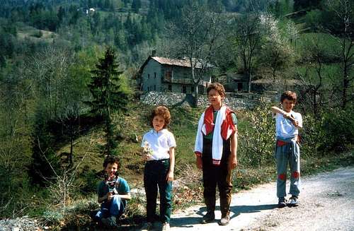 Kids & Teens/1 Going to Reverier du Tzat Alp 1985