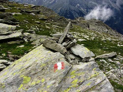 Cairn and route marker on the route from Rain to the Großer Moosstock