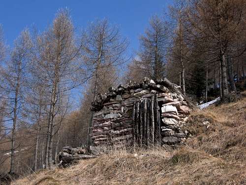 Tiny stone-shelter along Cornetto trail
