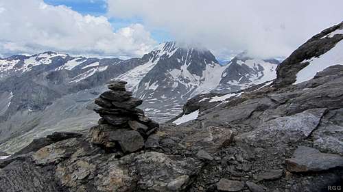 A big cairn marking the route on the north ridge of Schneebiger Nock