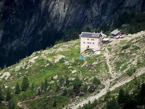 Zooming in on the Kasseler Hütte (2276m)