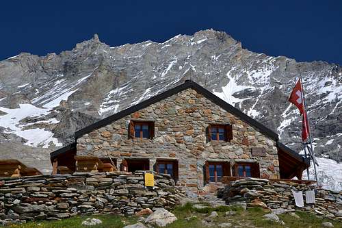 Cabane de l'Ar Pitetta in front of the west wall of the Weisshorn
