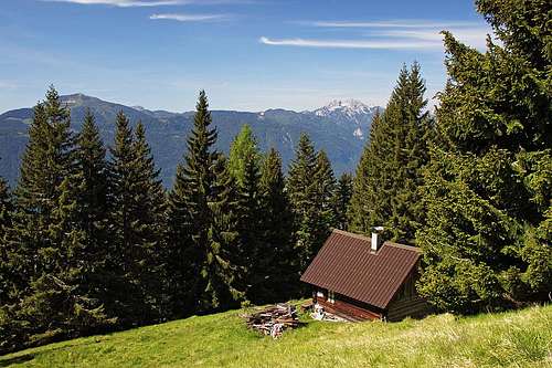 Mountain hut below Graslitzen