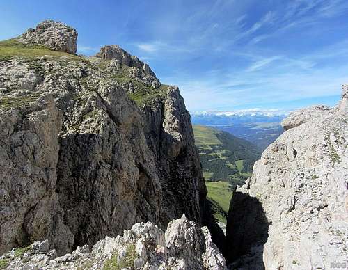 View north through a gap in the crest of the Aferer Geisler