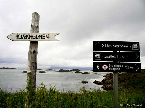 Trails' signpost in Langenes -  Langøya