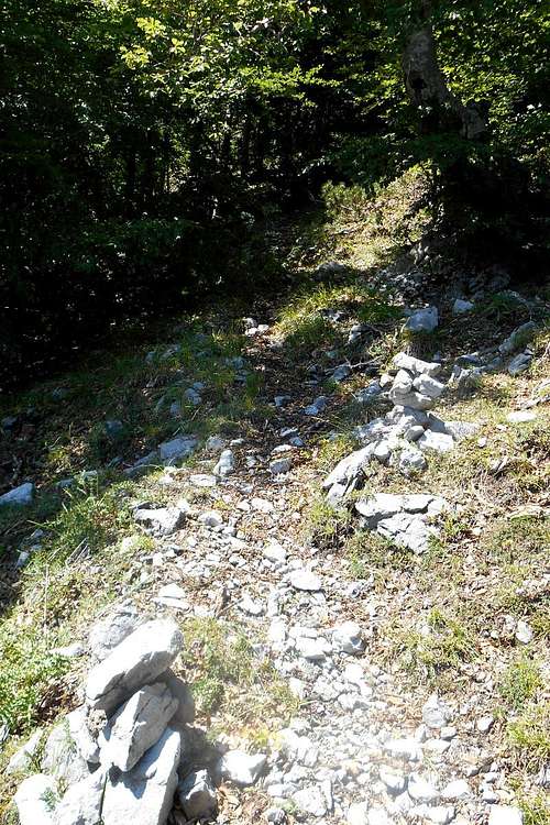 Onset of the foot path to Sella La Caccia