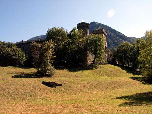 Area/ b Fénis Castle below St. Julien & M. Roux 2015