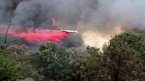 A DC 9 makes a drop on the Valley Fire