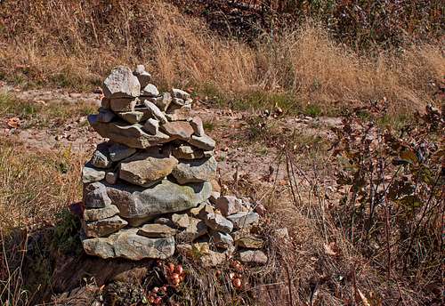 Cairn at important turn on the trail