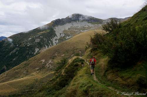 The trail beneath capanna Borgna with Pizzo di Vogorno (2442m)