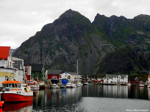 Festvågtinden seen from Henningsvær