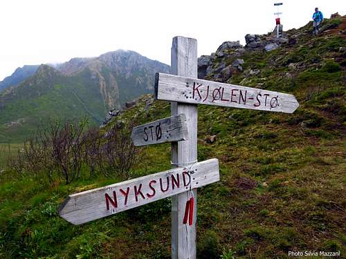 Dronningruta, signposts on the col above Niksund