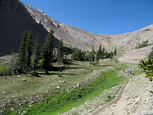 trail & hikers up the cirque