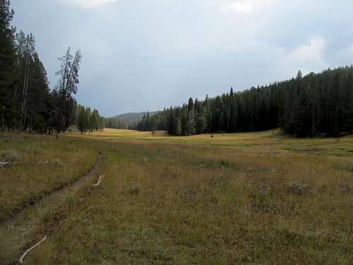 the trail back past Sepulcher Peak