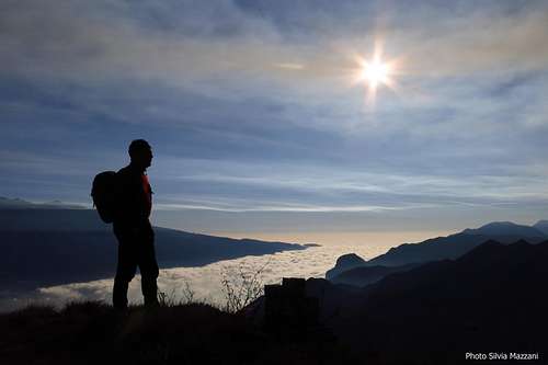 An unusual occurrence: fog coming from the Po Valley invades Garda Lake