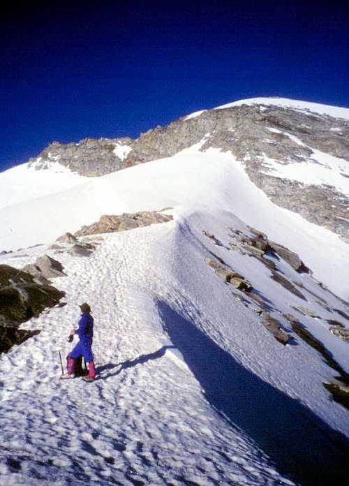 Snow ridge on the route to Gran Serra