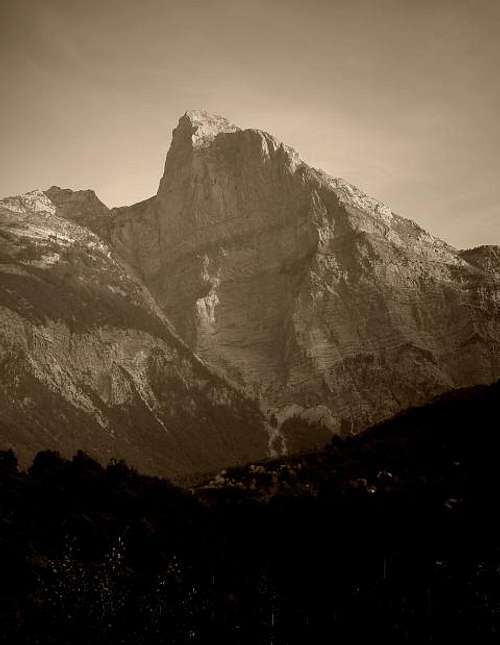 Arapi Peak (2217 m),...