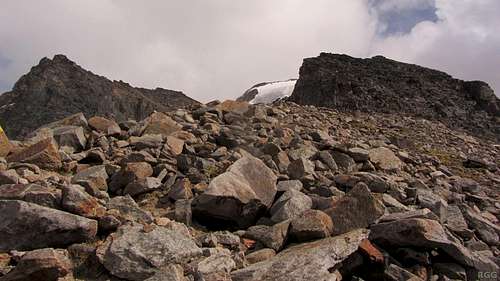 Lots of rocks at the base of the NW ridge of the Großer Angelus