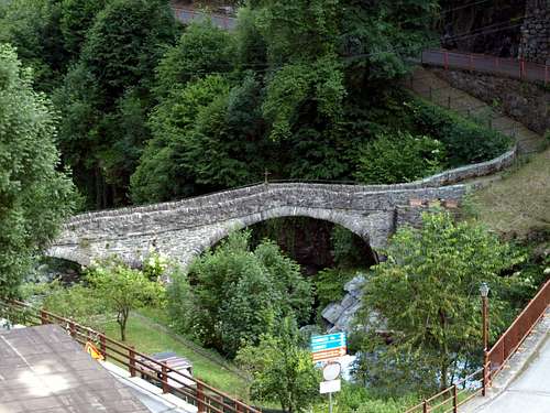 Pont Bozet bridges on Ayasse Torrent to 