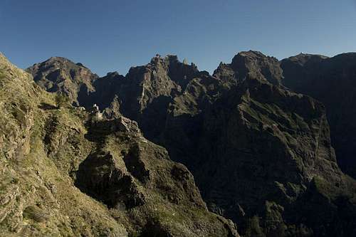Pico Ruivo (1862m), Pico das Torres (1852m), Pico Cidrao (1797m), Pico do Arieiro (1816m)