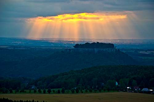 Evening sun rays right above the Königstein fortress