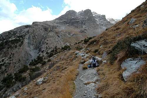 Path to Temple Ecrins hut.
...