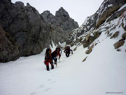 Inside the snow gully, Canale dei Carrubi