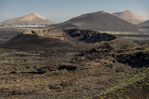 Caldera de la Rilla (408m) in front of Montaña Guatisea (544m), Montaña Negra (509m) and Montaña Blanca (595m)