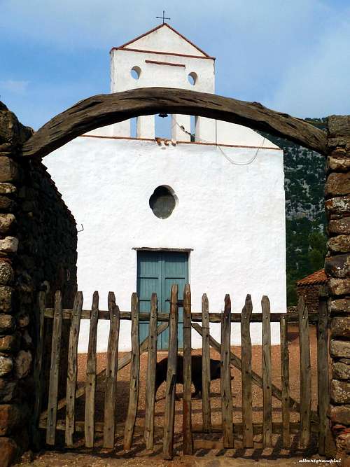 The old church of S. Pietro on the Golgo plateau