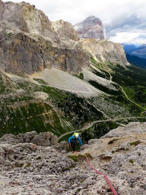 Jan approaching the top of Sass de Stria, against the backdrop of the massive walls of Lagazuoi and Tofana de Rozes