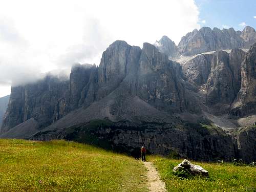 Jan on the approach to Piccolo Cir, with the Sella Group in the background