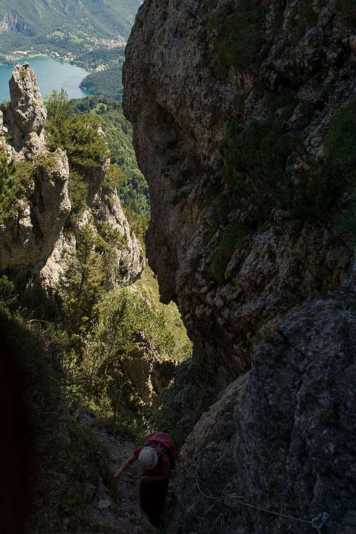 Descending the gully from Cima Prubogn
