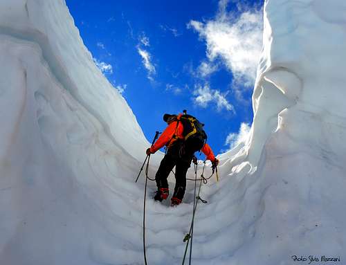 Climbing the ice-groove up to Fannaråknosi