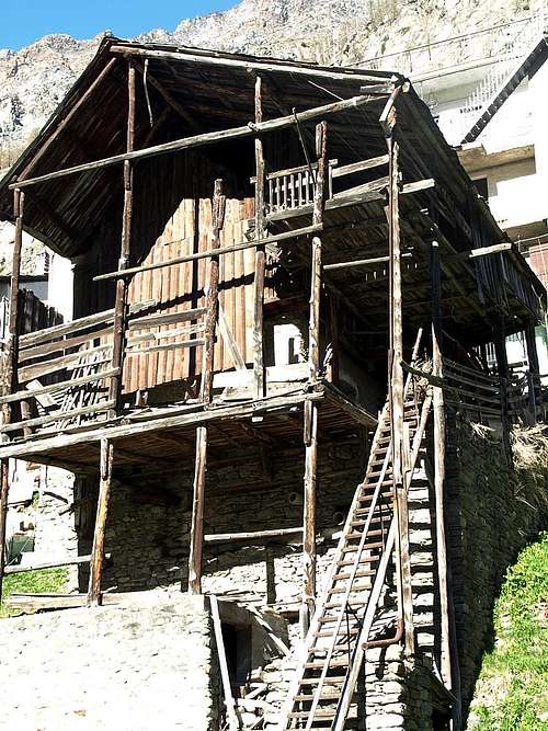 Dégioz ancient wooden house just above Savara 2017