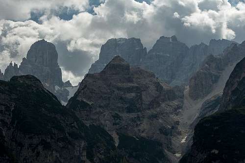 Piz Popena (3152m), Monte Cristallo (3221m), Cima di Mezzo (3154m), Cristallino d'Ampezzo (2918m), Cresta Bianca (2932m)