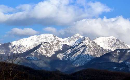 Orsaro-Braiola-Marmagna ridge seen from Tuscany